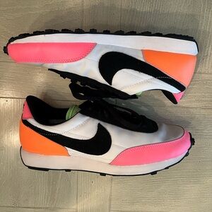 Nike Wmns Daybreak 'Summit White Sunset Pulse'